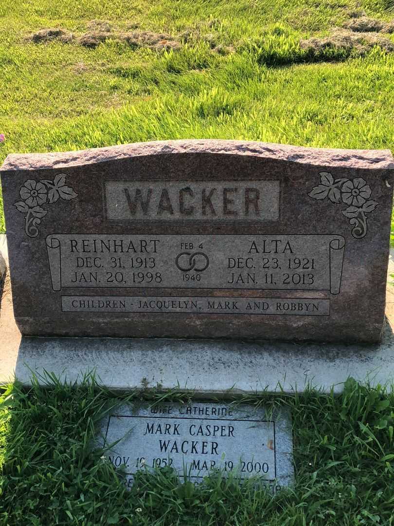 Alta Irene Wacker's grave. Photo 1