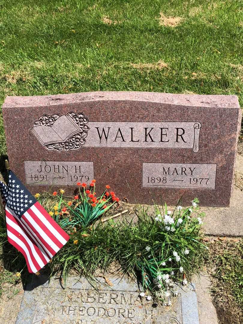 John H. Walker's grave. Photo 1