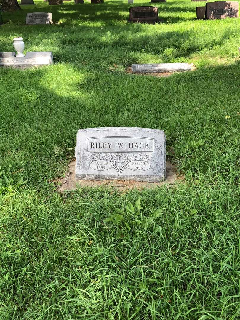 Riley Woodford Hack's grave. Photo 2