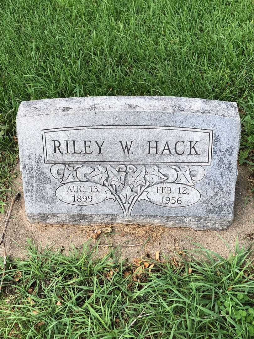 Riley Woodford Hack's grave. Photo 1