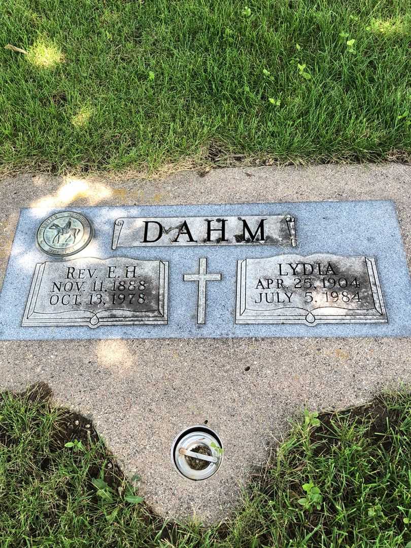 Lydia Dahm's grave. Photo 1