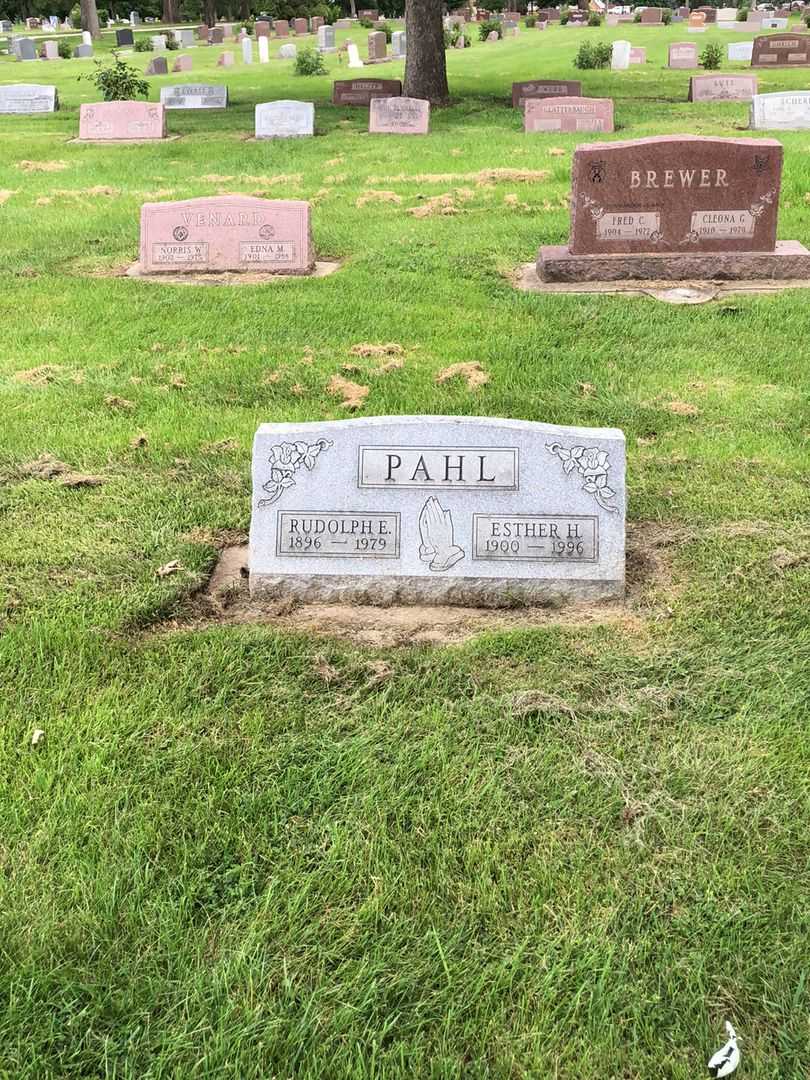 Esther Hulda Pahl's grave. Photo 2