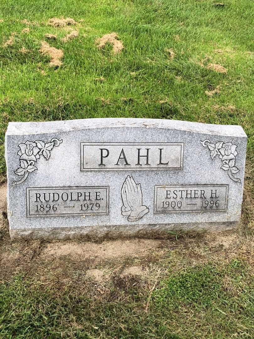 Esther Hulda Pahl's grave. Photo 1