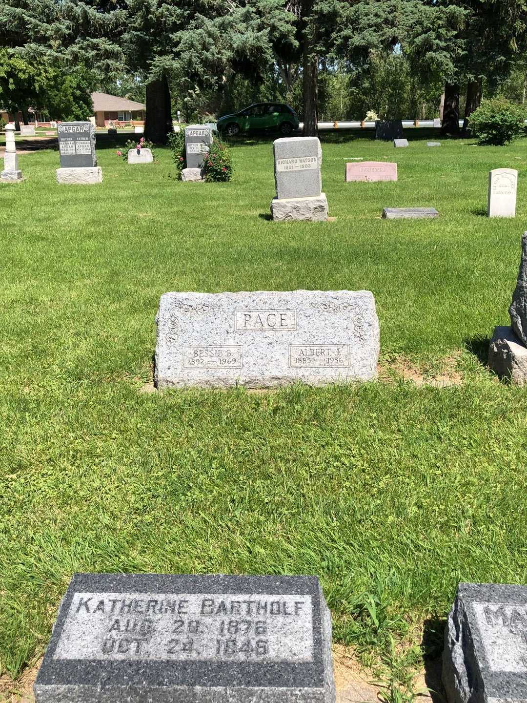 Bessie B. Pace's grave. Photo 2