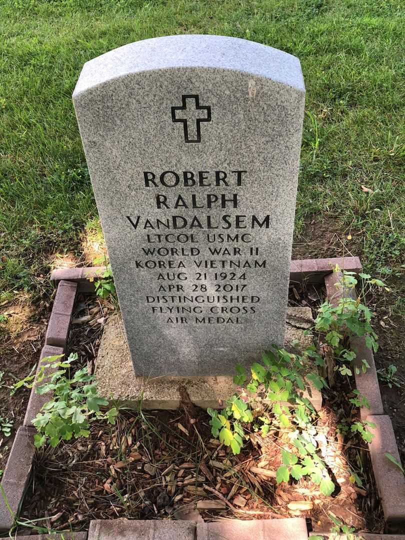 Robert Ralph Van Dalsem's grave. Photo 1