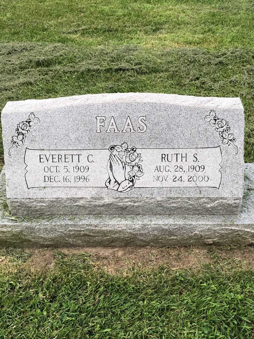 Ruth S. Faas's grave. Photo 1