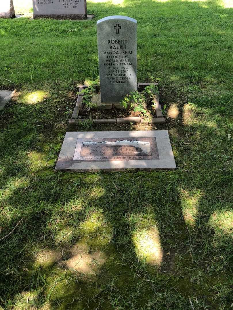 Evelyn Pearl "Lyn" Van Dalsem's grave. Photo 4