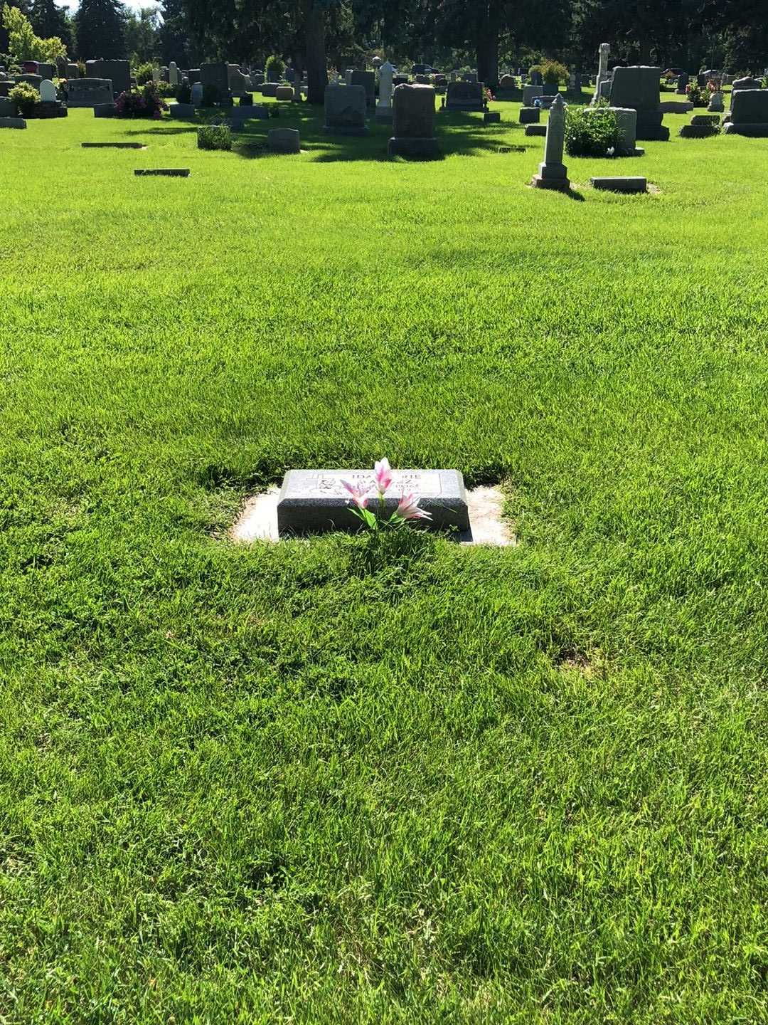 Ida Marie Valdez's grave. Photo 2