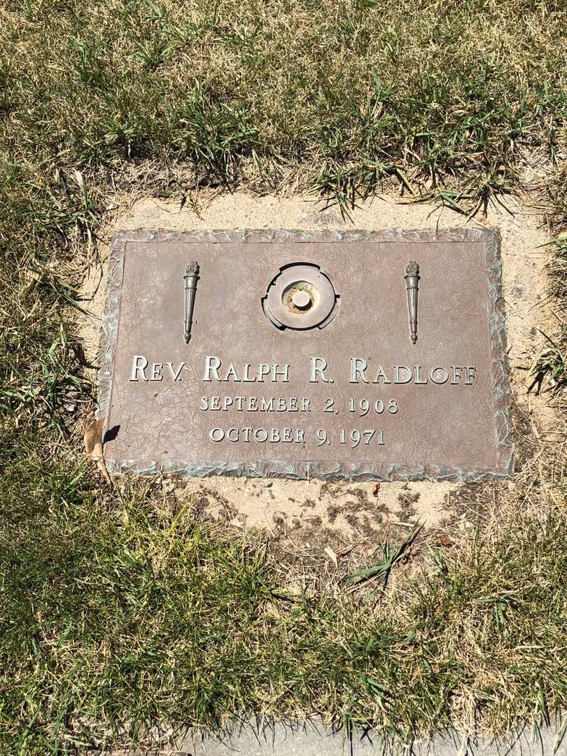 Reverend Ralph R. Radloff's grave. Photo 1