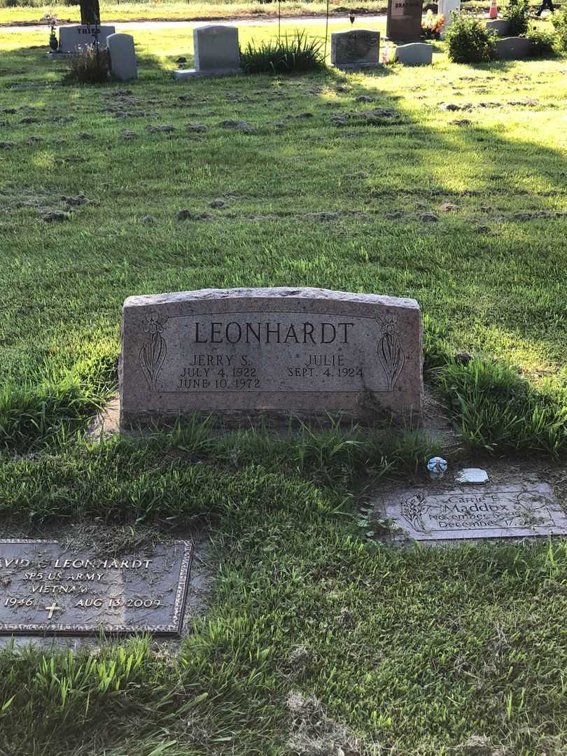 Missus/Madam Julie Titensor Leonhardt's grave. Photo 2