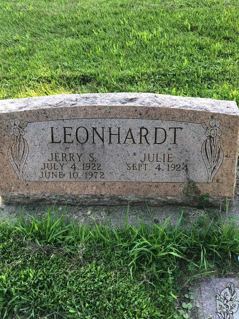 Ralph Edward Strassburg's grave. Photo 1