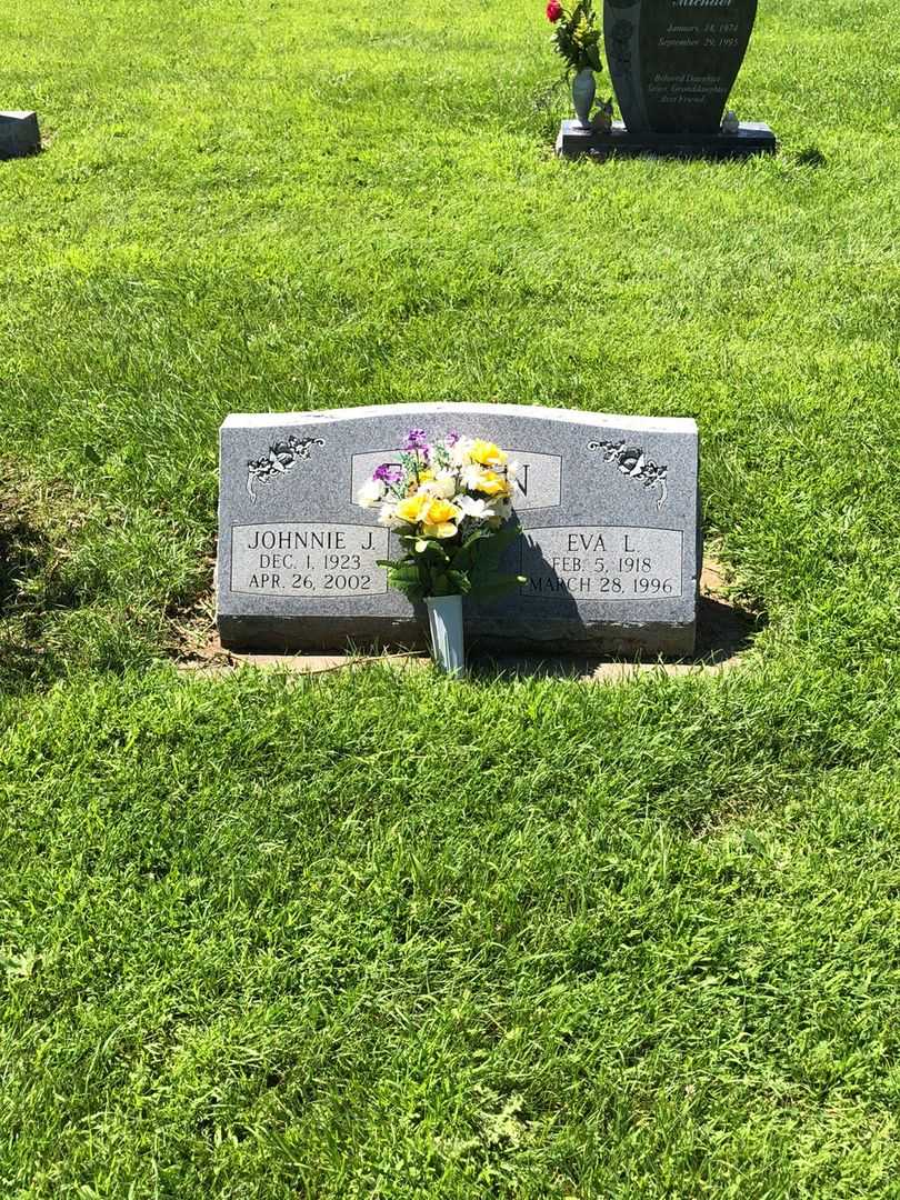 Johnnie Junior Eastin's grave. Photo 2