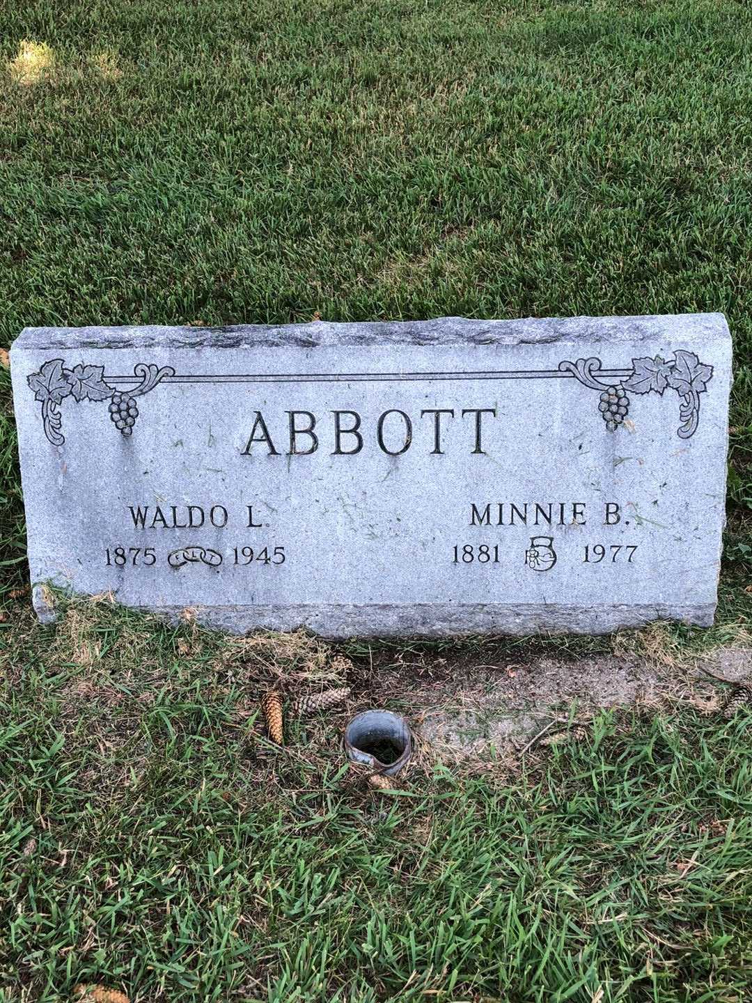 Minnie B. Abbott's grave. Photo 1