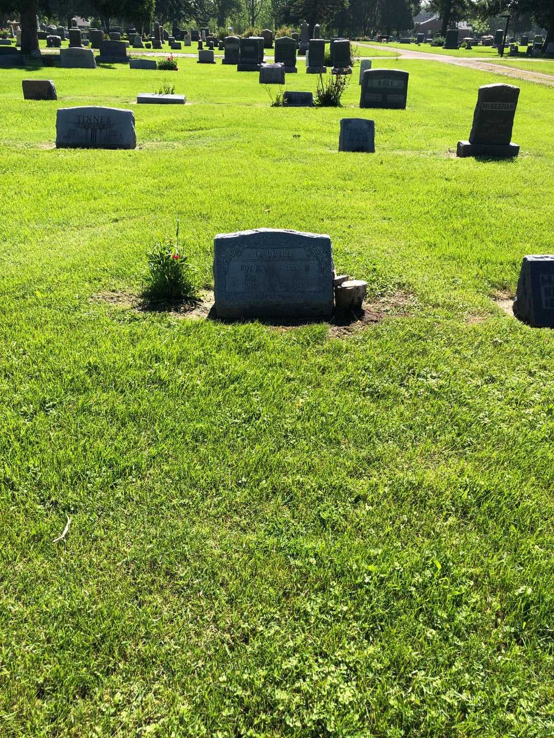 Elva Magdalene Gabriel's grave. Photo 1