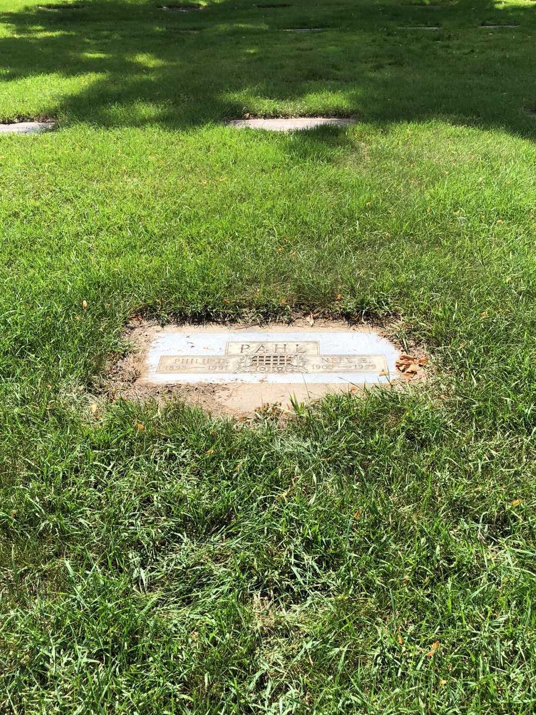 Nell E. Pahl's grave. Photo 2