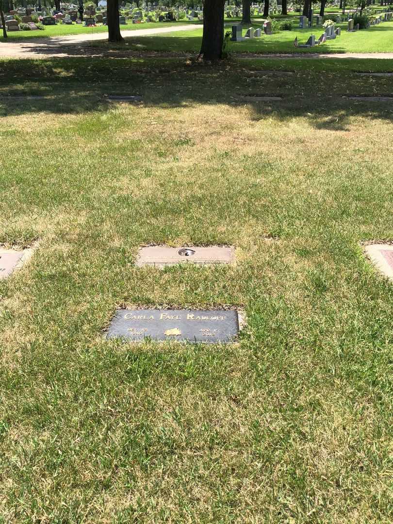 Doris Mae Radloff's grave. Photo 4