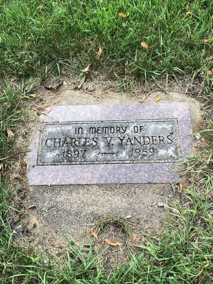 Charles V. Yanders's grave. Photo 1