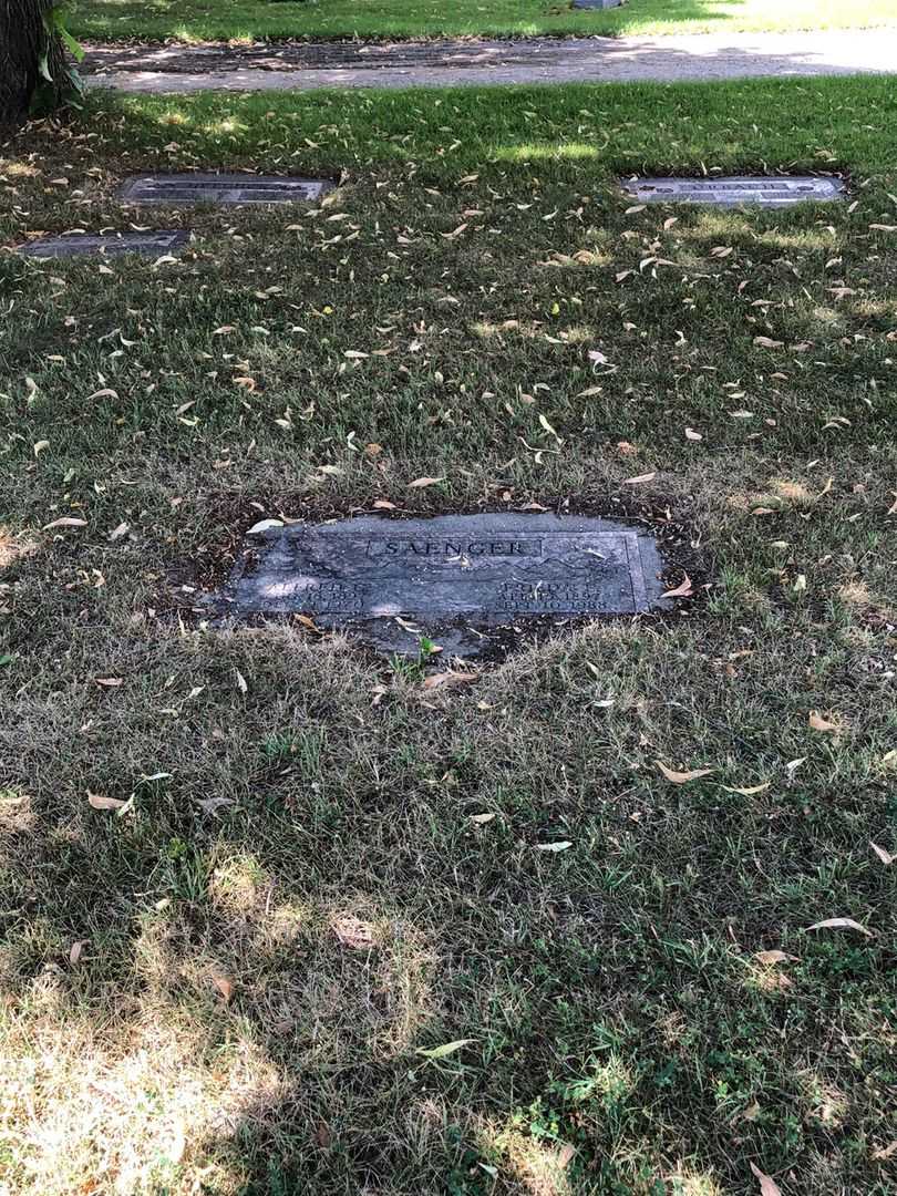 Frieda E. Saenger's grave. Photo 2