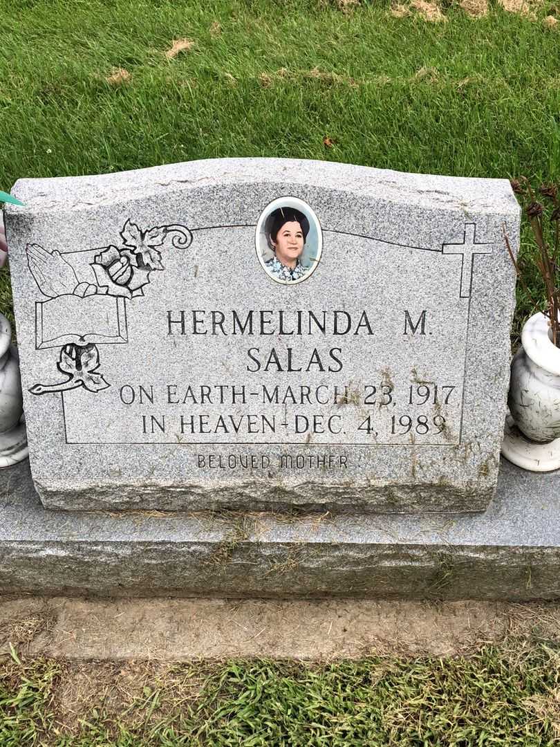 Hermelinda M. Salas's grave. Photo 1