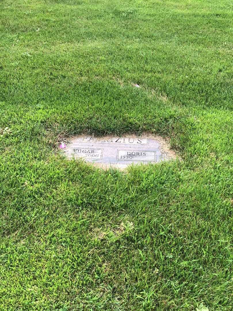 Edgar P. Fabrizius's grave. Photo 2