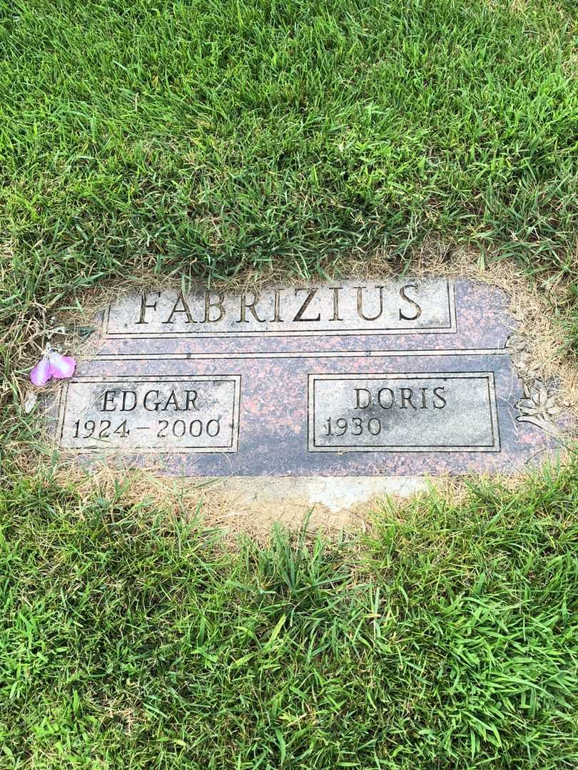 Edgar P. Fabrizius's grave. Photo 3