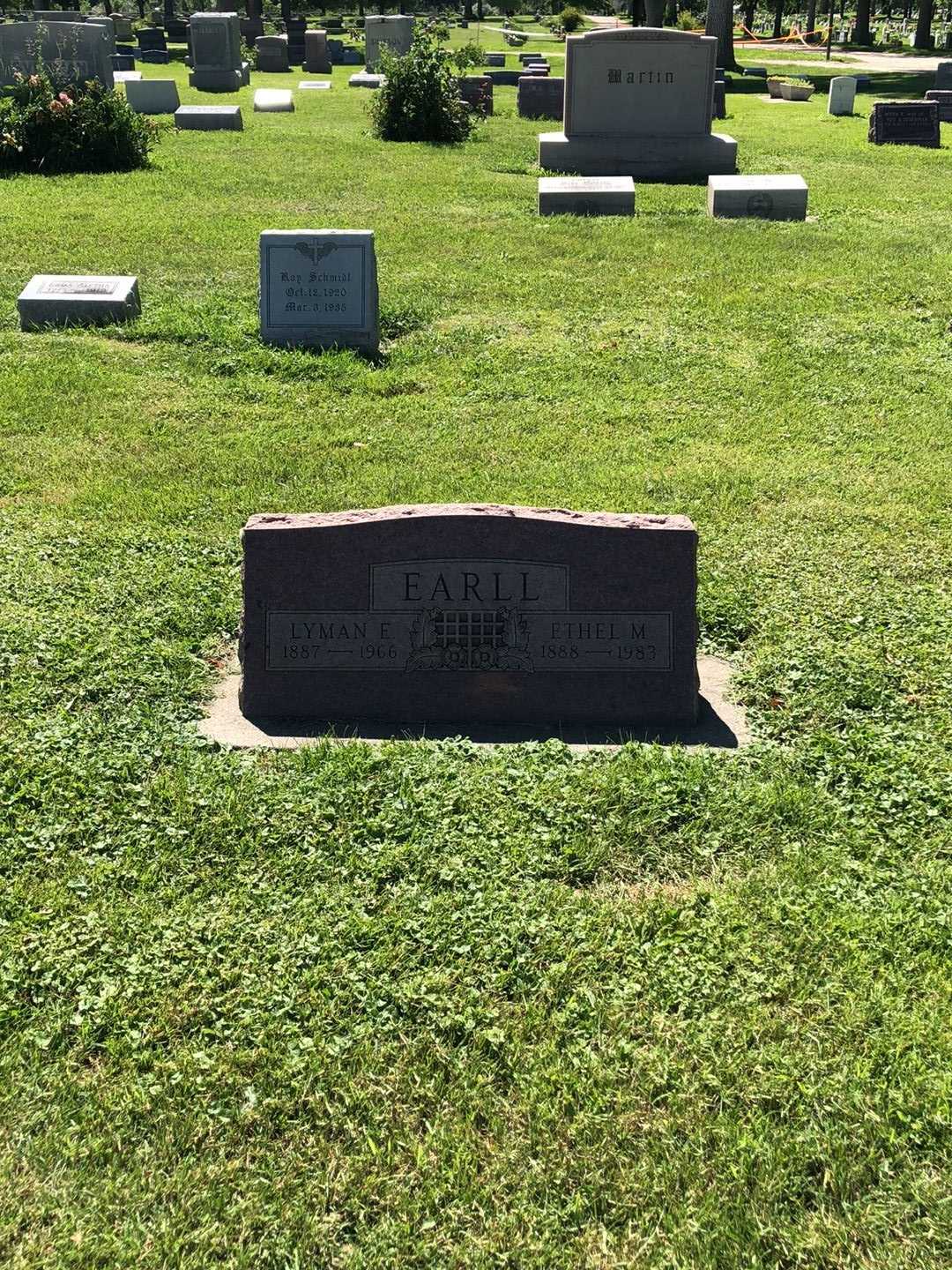 Ethel M. Earll's grave. Photo 2