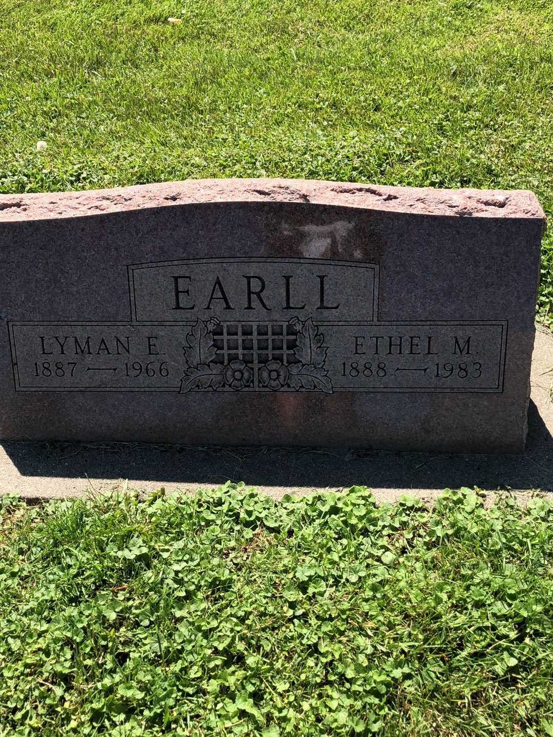 Ethel M. Earll's grave. Photo 1