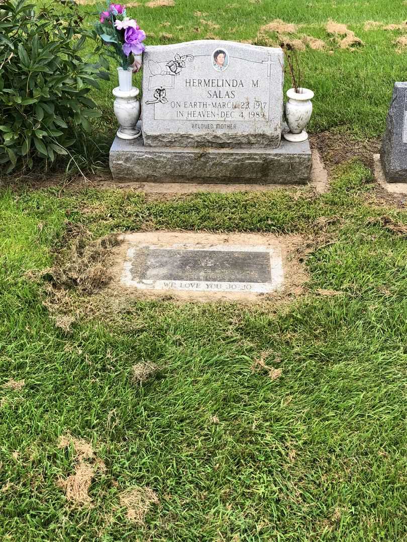 Hermelinda M. Salas's grave. Photo 3