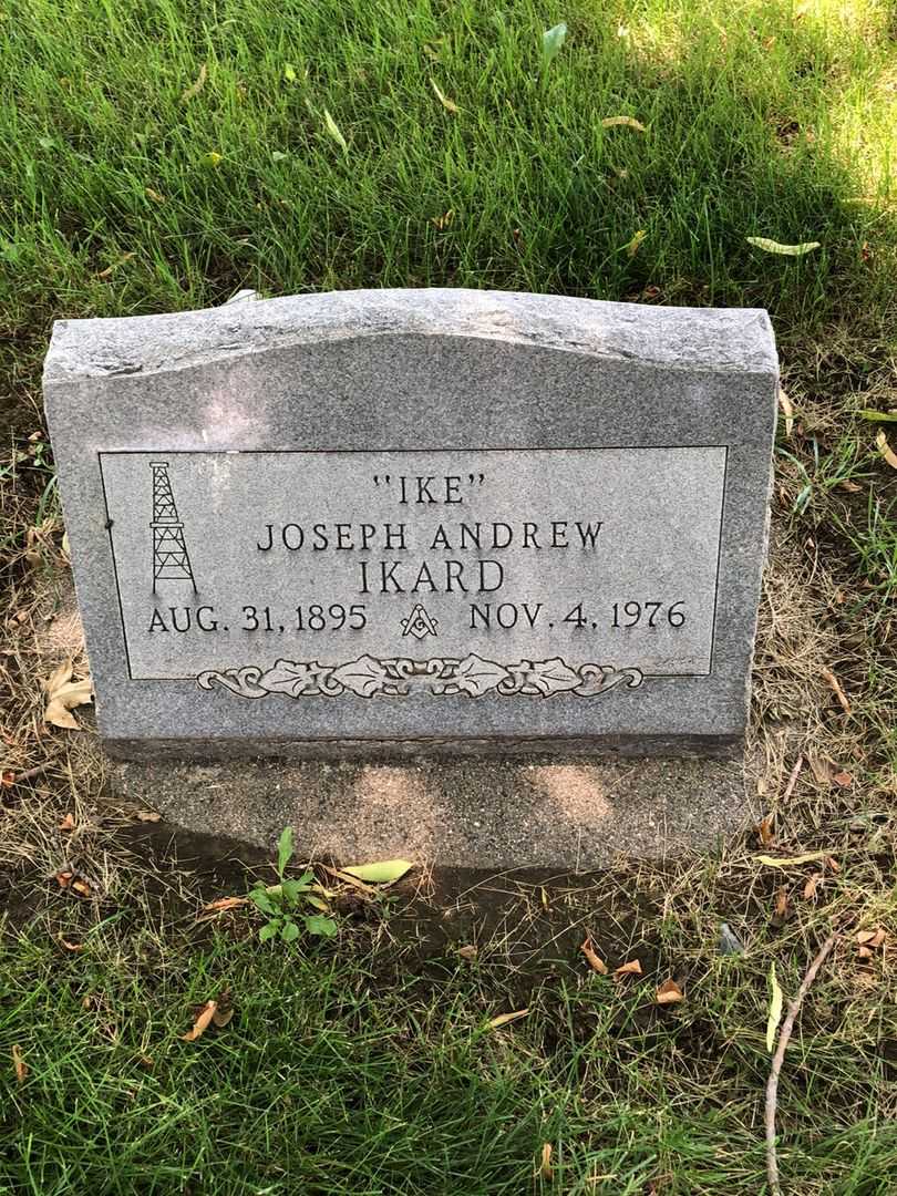 Joseph Andrew "Ike" Ikard's grave. Photo 1