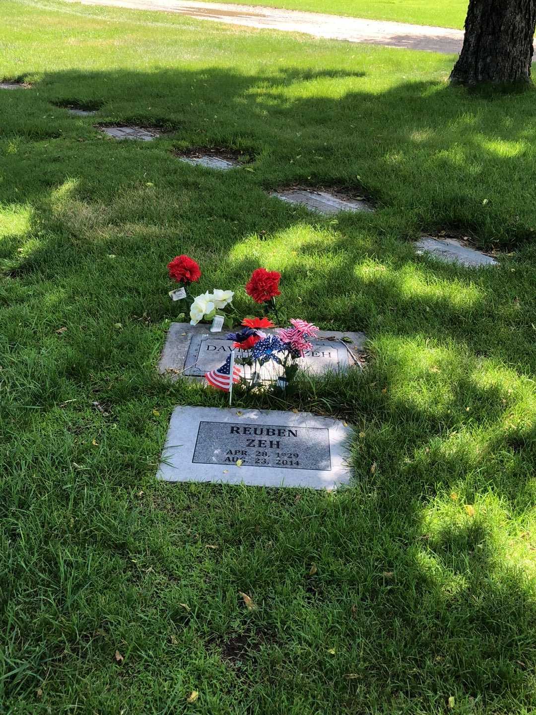 Reuben Zeh's grave. Photo 2