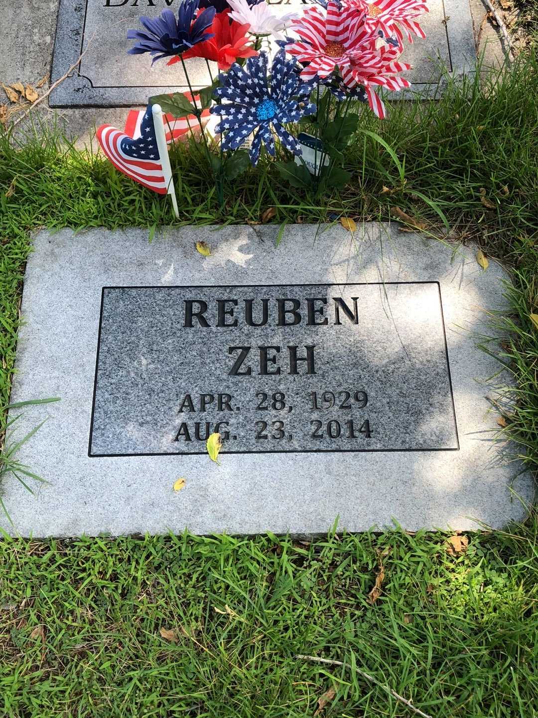 Reuben Zeh's grave. Photo 4