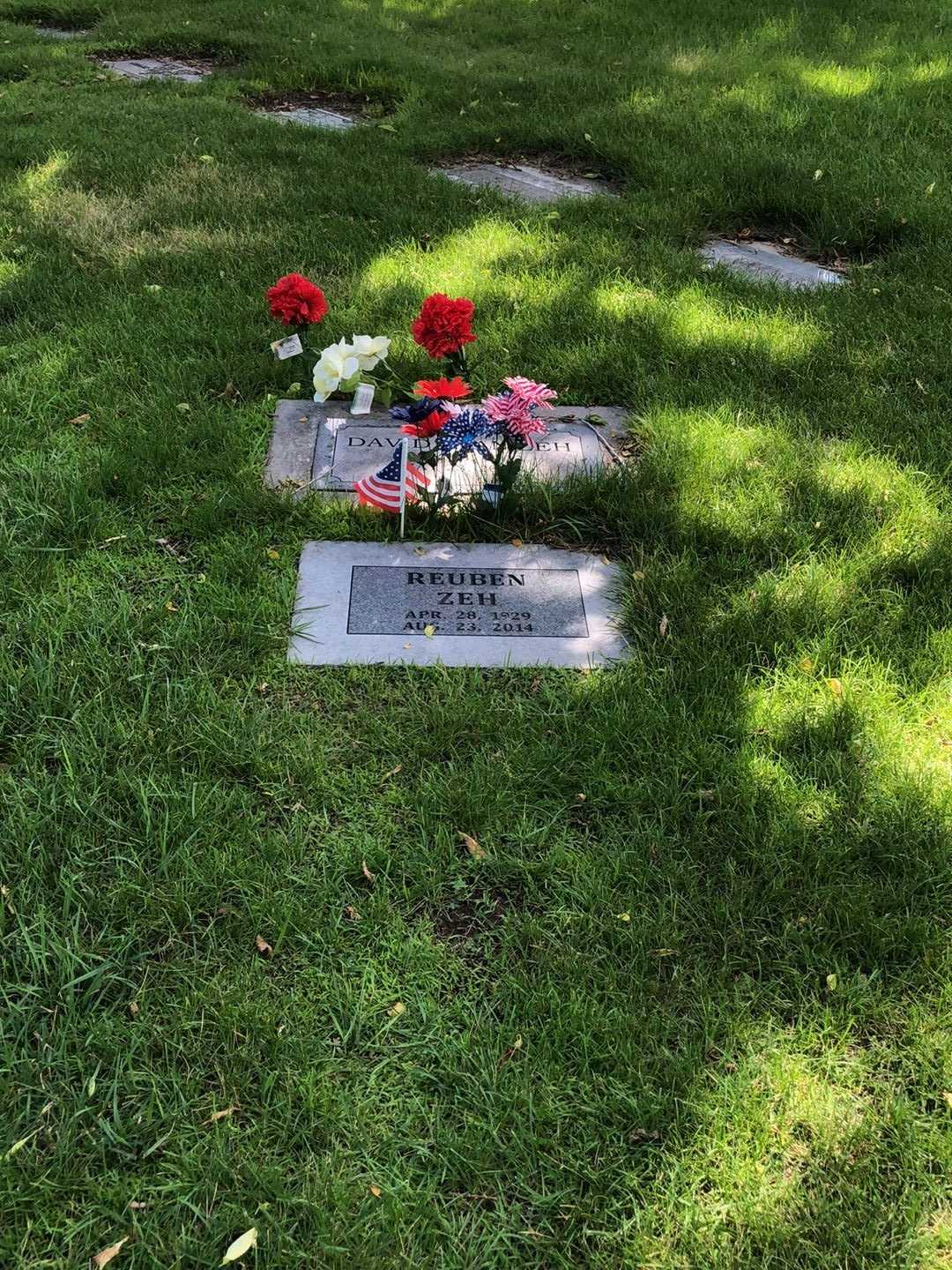 Reuben Zeh's grave. Photo 5