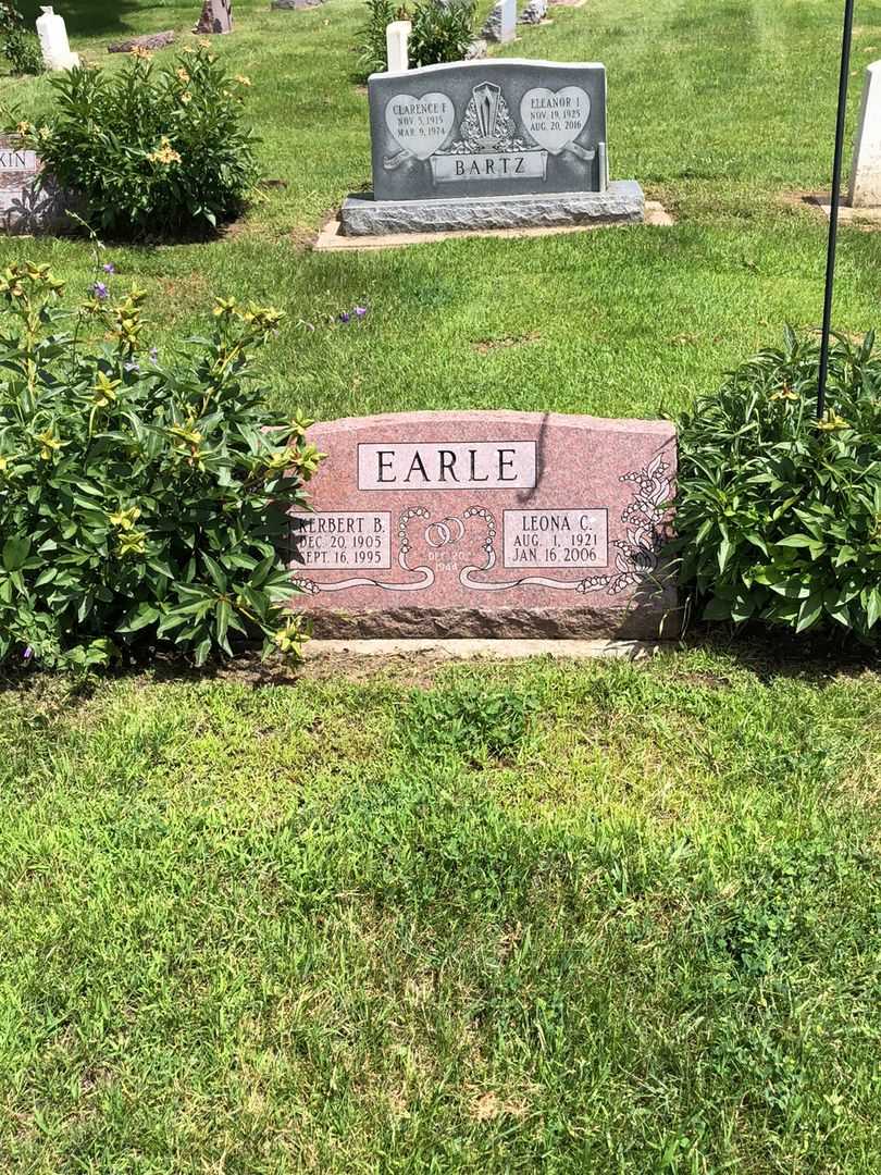 Leona C. Earle's grave. Photo 2