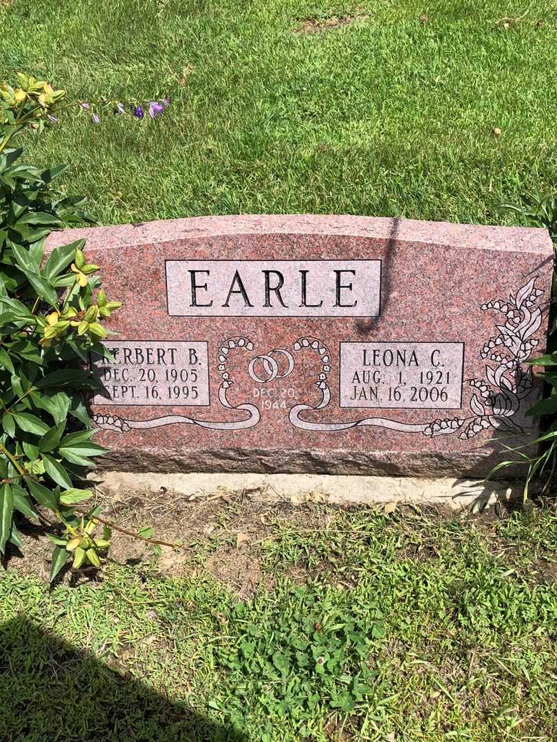 Kerbert Barnes Earle's grave. Photo 1