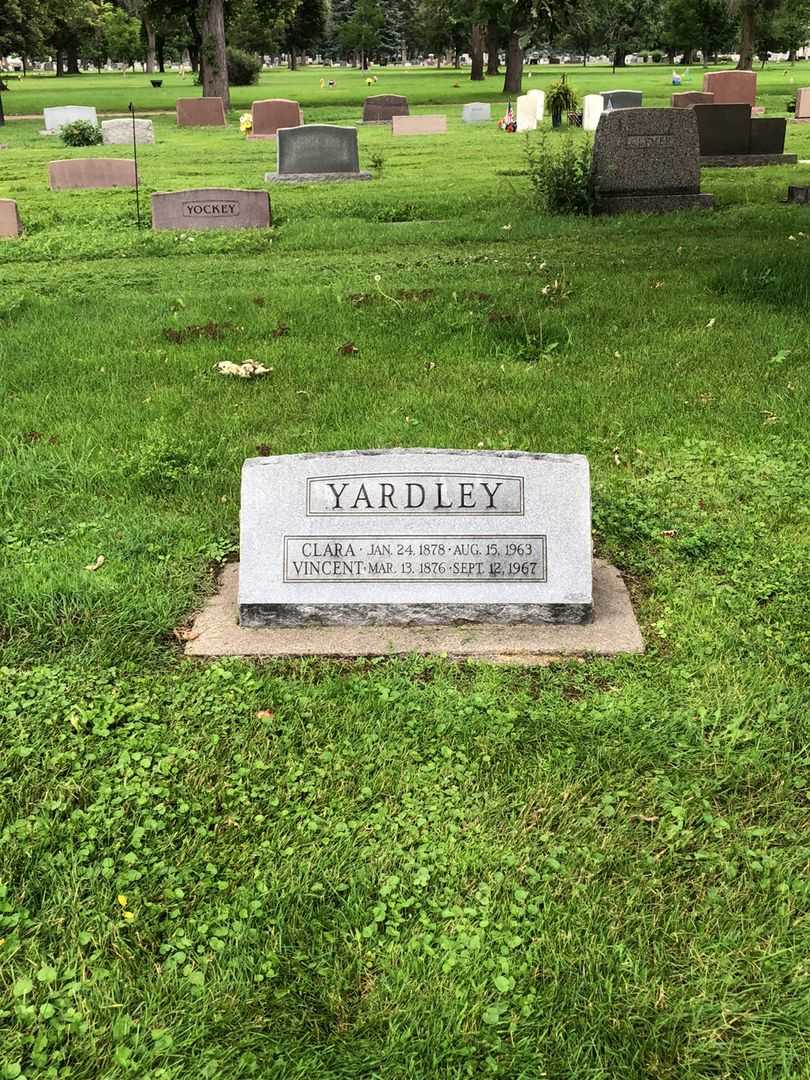 Clara L. Yardley's grave. Photo 2