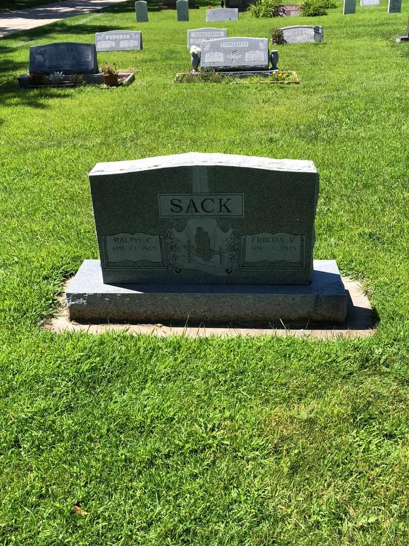 Frieda Viola Sack's grave. Photo 2