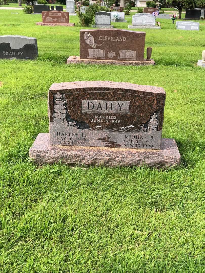 Harley E. Daily's grave. Photo 2