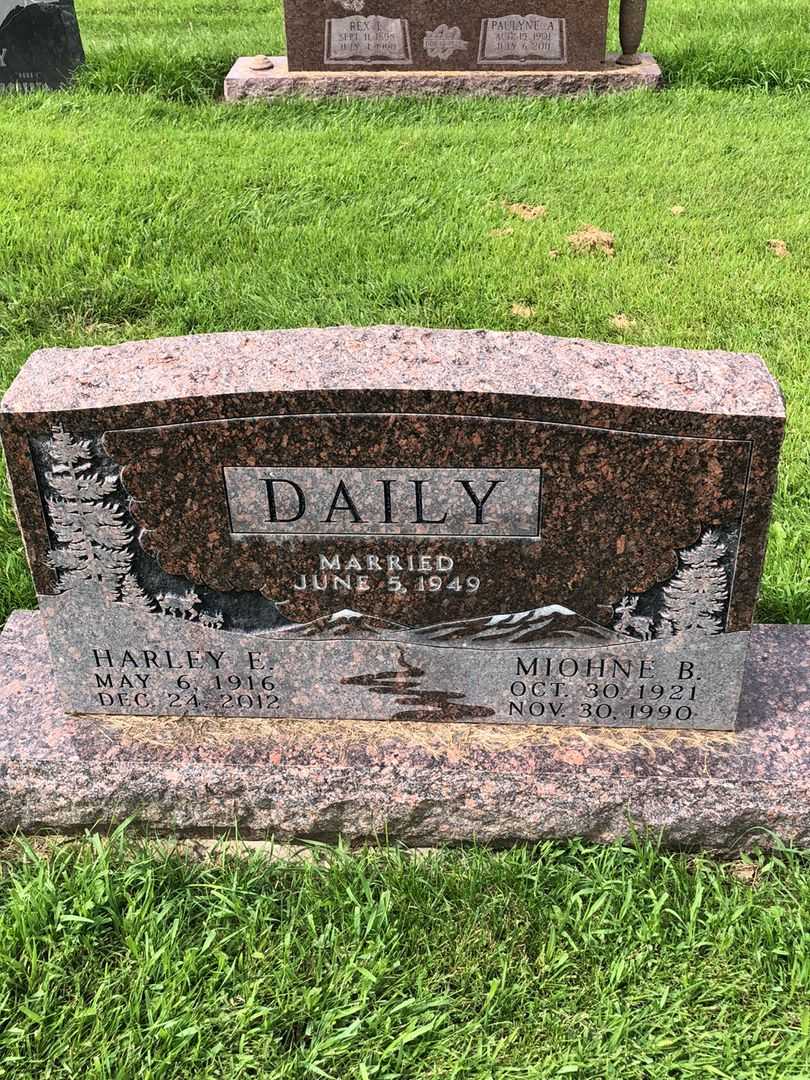 Harley E. Daily's grave. Photo 1